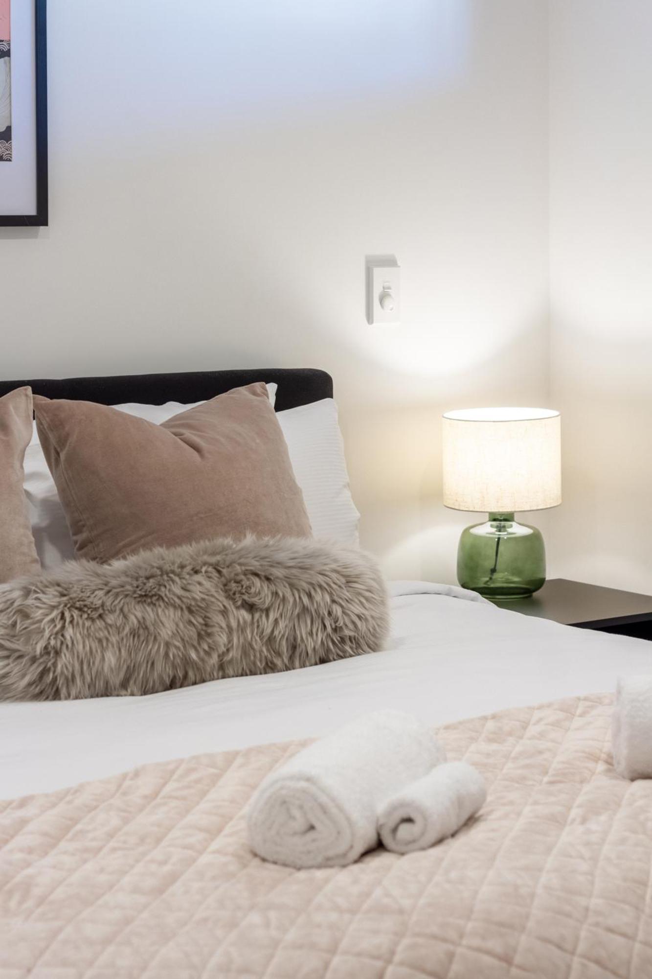 Cozy 1-Bed Apartment With Park Views, Sleeps 4 Christchurch Extérieur photo