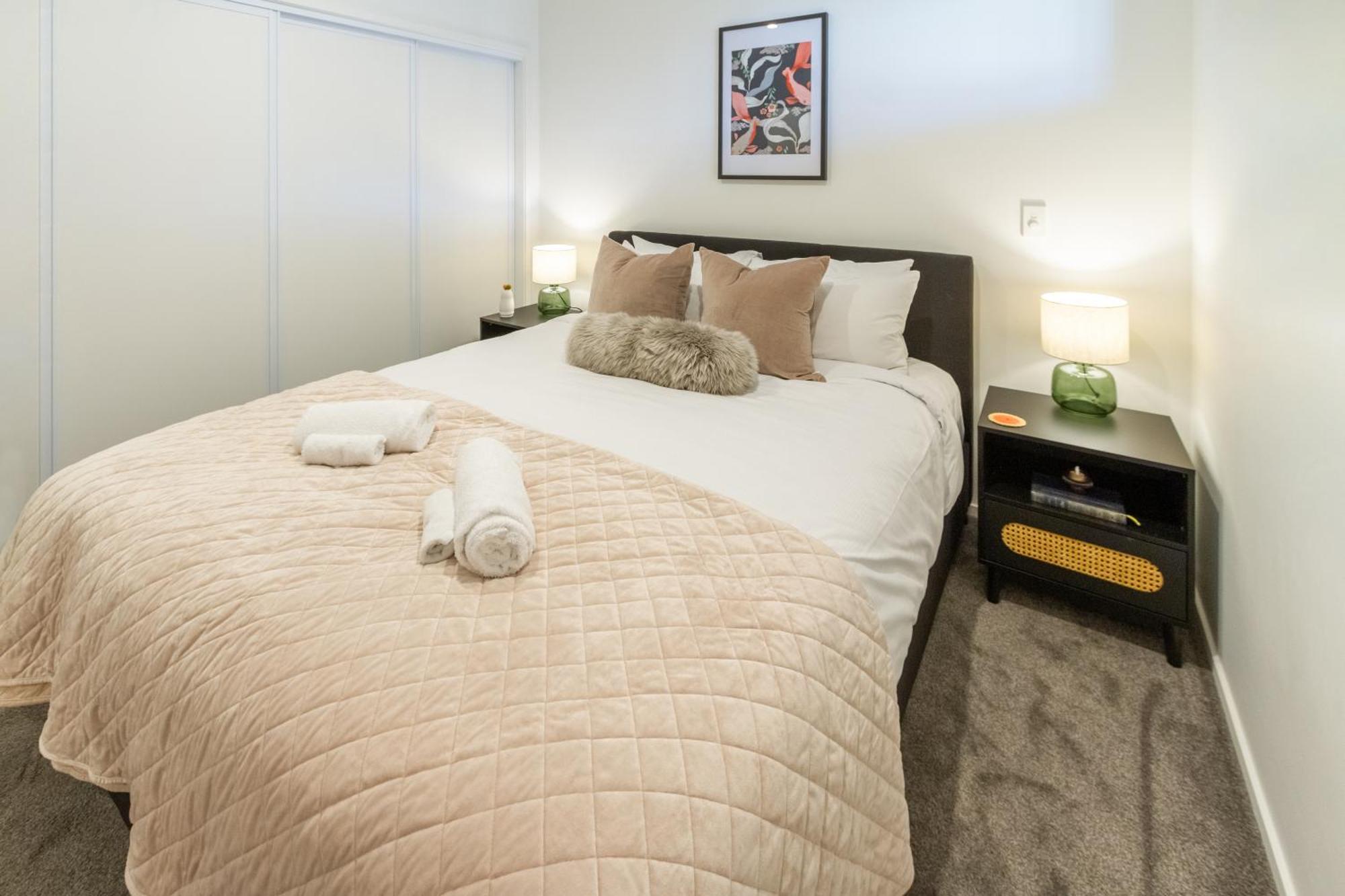 Cozy 1-Bed Apartment With Park Views, Sleeps 4 Christchurch Extérieur photo
