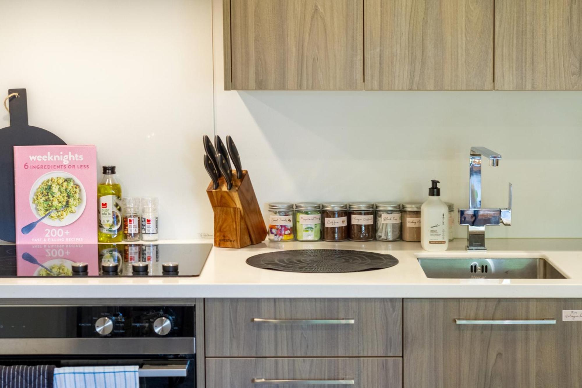 Cozy 1-Bed Apartment With Park Views, Sleeps 4 Christchurch Extérieur photo